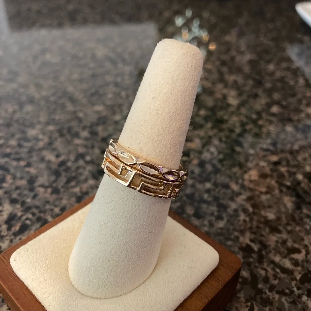8 Stackable Gold Tone Rings - Picture 4 of 12